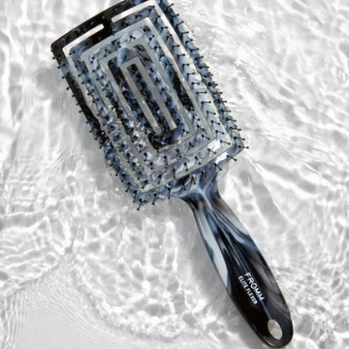Brosse à cheveux Fromm Pro de la Boutique Flair, boutique de produits pour cheveux et salon de coiffure à Blainville. Ils offrent des produits tels que des shampoings sans sulfate, des masques capillaires, des gels douche, des après-shampoings. Ils sont non seulement certifiés par Bellami, mais ils offrent également des produits de plusieurs autres marques telles que Oribe Canada, T3, Iles Formula, QiQi, et bien d'autres !
