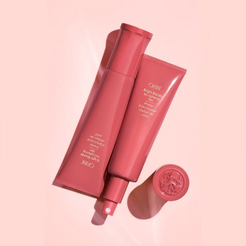 Shampoing bleu ou violet Oribe Bright Blonde Shampoo de la Boutique Flair, boutique de produits pour cheveux et salon de coiffure à Blainville. Ils offrent des produits tels que des shampoings sans sulfate, des masques capillaires, des gels douche, des après-shampoings. Ils sont non seulement certifiés par Bellami, mais ils offrent également des produits de plusieurs autres marques telles que Oribe Canada, T3, Iles Formula, QiQi, et bien d'autres !