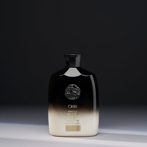 Oribe Gold Lust shampoo / shampoing de la Boutique Flair, boutique de produits pour cheveux et salon de coiffure à Blainville. Ils offrent des produits tels que des shampoings sans sulfate, des masques capillaires, des gels douche, des après-shampoings. Ils sont non seulement certifiés par Bellami, mais ils offrent également des produits de plusieurs autres marques telles que Oribe Canada, T3, Iles Formula, QiQi, et bien d'autres !