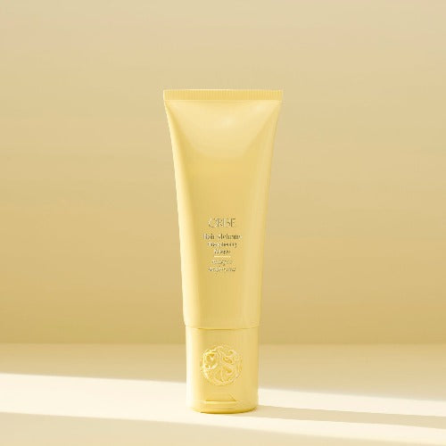 Oribe Hair Alchemy Shampoo / shampoing de la Boutique Flair, boutique de produits pour cheveux et salon de coiffure à Blainville. Ils offrent des produits tels que des shampoings sans sulfate, des masques capillaires, des gels douche, des après-shampoings. Ils sont non seulement certifiés par Bellami, mais ils offrent également des produits de plusieurs autres marques telles que Oribe Canada, T3, Iles Formula, QiQi, et bien d'autres !