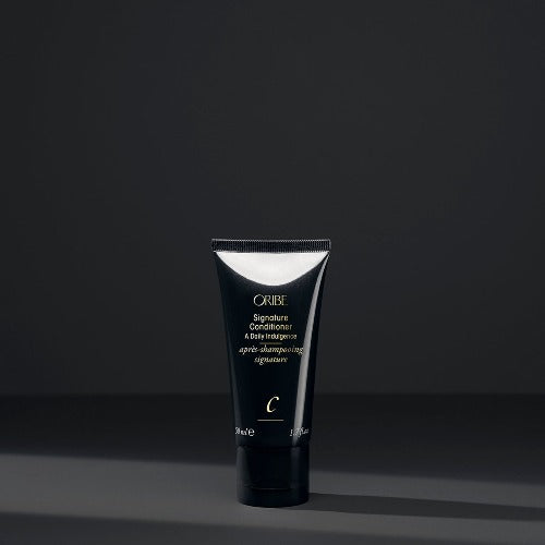 Conditioneur Oribe Signature Conditioner de la Boutique Flair, boutique de produits pour cheveux et salon de coiffure à Blainville. Ils offrent des produits tels que des shampoings sans sulfate, des masques capillaires, des gels douche, des après-shampoings. Ils sont non seulement certifiés par Bellami, mais ils offrent également des produits de plusieurs autres marques telles que Oribe Canada, T3, Iles Formula, QiQi, et bien d'autres !