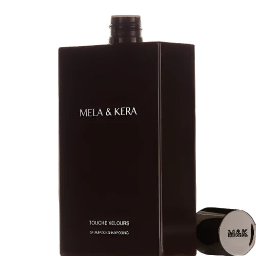 Touche velours shampoing sans sulfate de la Boutique Flair, boutique de produits pour cheveux et salon de coiffure à Blainville. Ils offrent des produits tels que des shampoings sans sulfate, des masques capillaires, des gels douche, des après-shampoings. Ils sont non seulement certifiés par Bellami, mais ils offrent également des produits de plusieurs autres marques telles que Oribe Canada, T3, Iles Formula, QiQi, et bien d'autres !