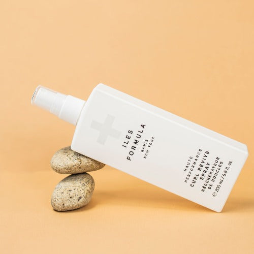 Curl Revive Spray Iles Formula de la Boutique Flair, boutique de produits pour cheveux et salon de coiffure à Blainville.